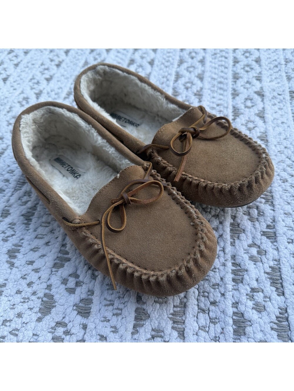 Minnetonka Suede Moccasin Slippers Tan Faux Fur Lined Bow US 10 Women’s Leather